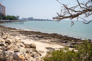 หาดลับบางแสน โขดหินริมทะเล 